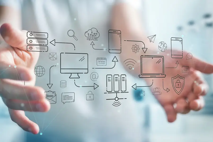 Mãos sobre um tablet cercadas por ícones desenhados de e-mail, nuvem, dispositivos e mensagens, ligados entre si