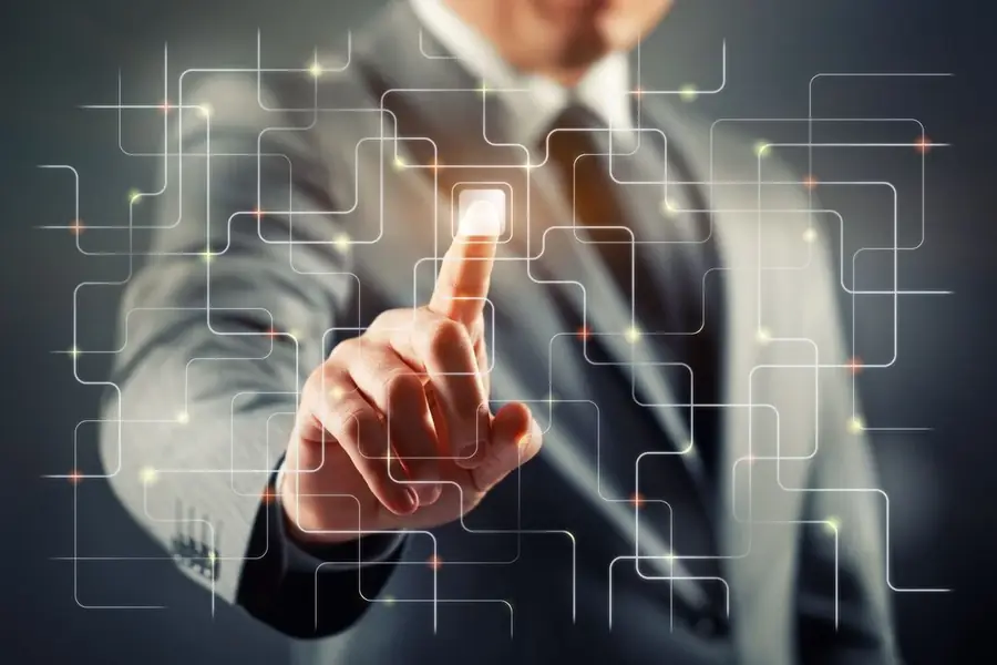 Homem de terno tocando um ponto luminoso em uma interface de circuitos projetada no ar