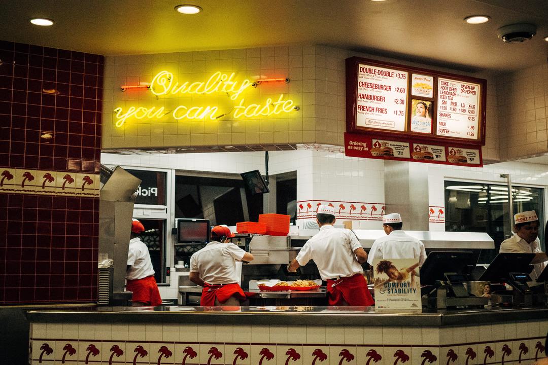menu board: fast food com pessoas fazendo os pedidos com luzes chamativas